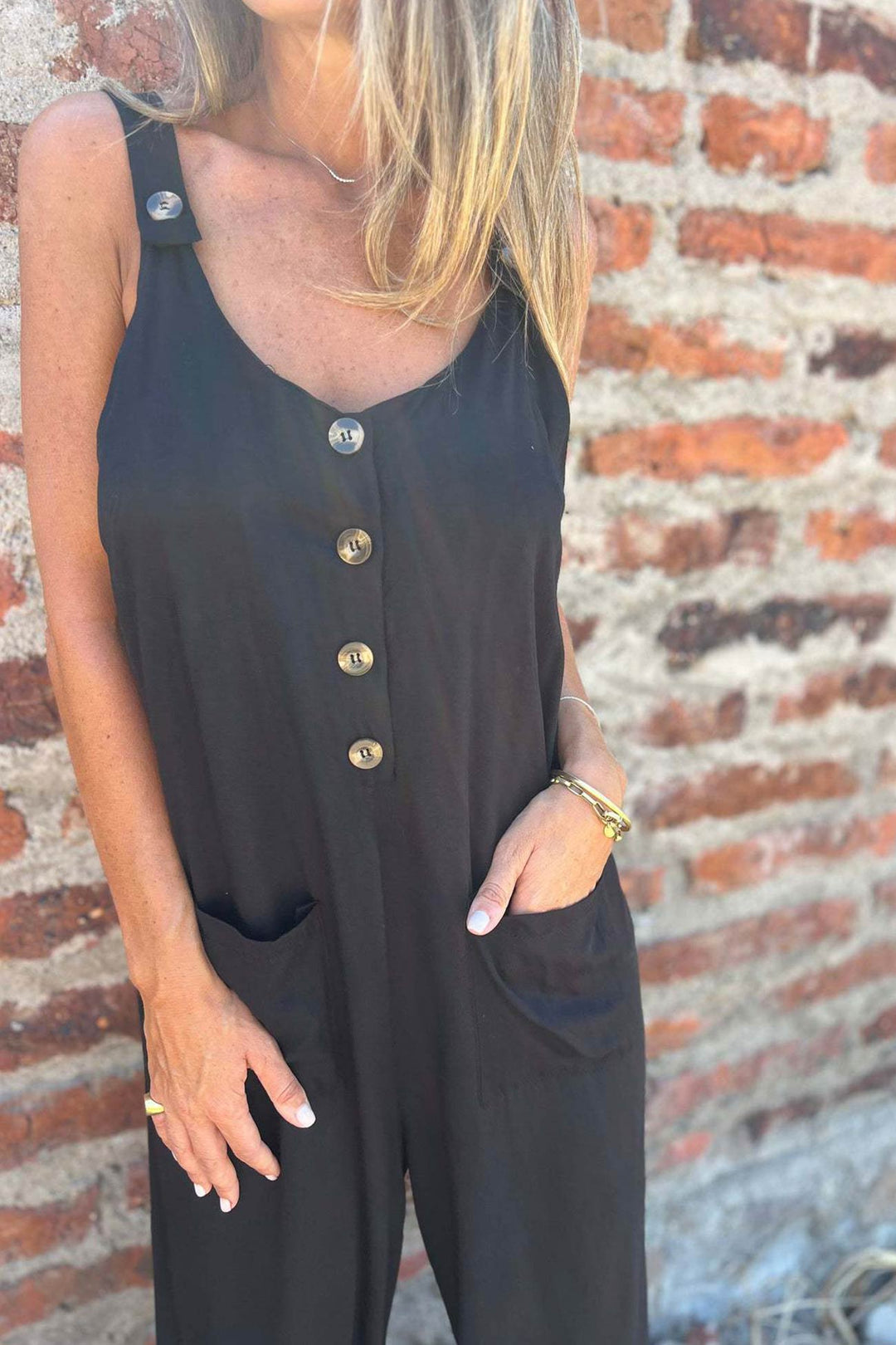 Liselot – Mouwloze Jumpsuit met Knoopsluiting en Open Rug