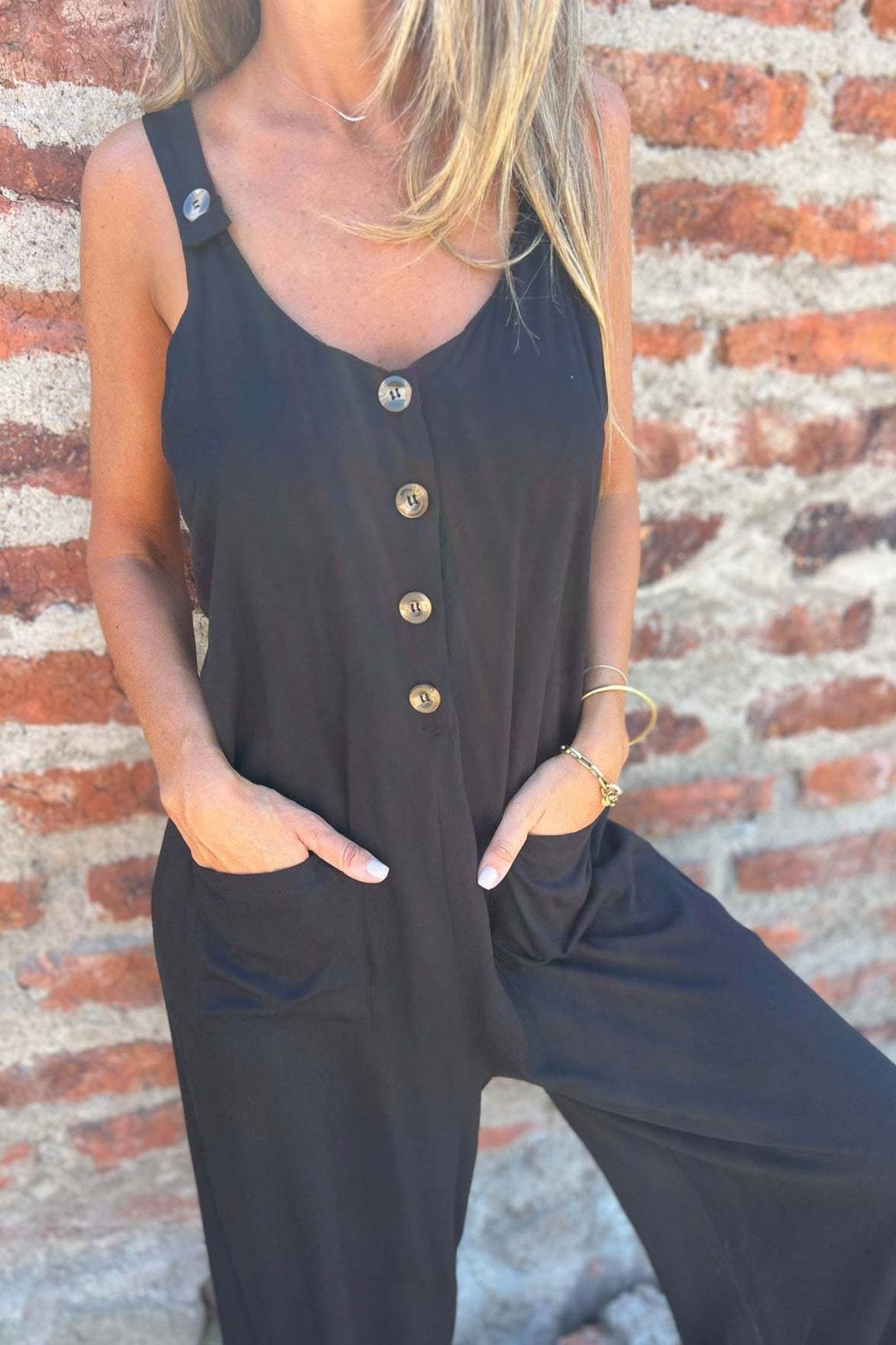 Liselot – Mouwloze Jumpsuit met Knoopsluiting en Open Rug