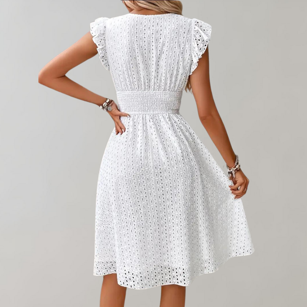 Witte zomerjurk met ruches, mouwloos en halflange snit