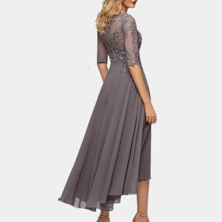 Elegante feestjurk met kanten details en flatterende pasvorm