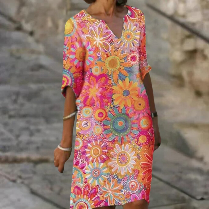 Elegante bloemenjurk met flatterende pasvorm en tijdloze print