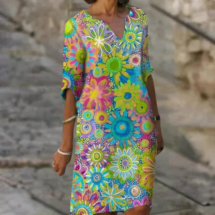 Elegante bloemenjurk met flatterende pasvorm en tijdloze print