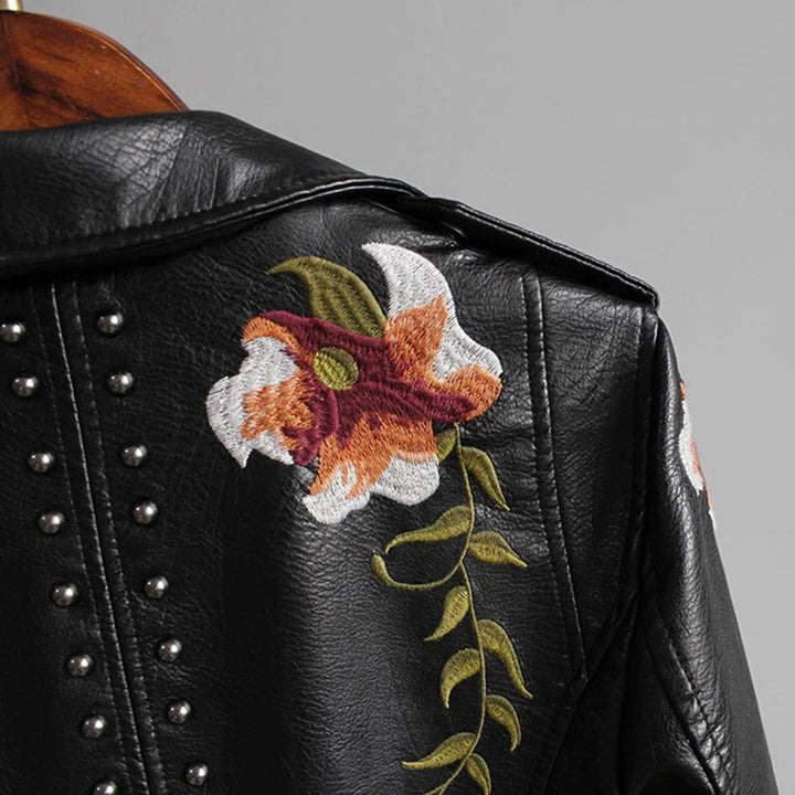 Élise | Geborduurd PU leren herfst bikerjack voor dames met studs en bloemenaccenten