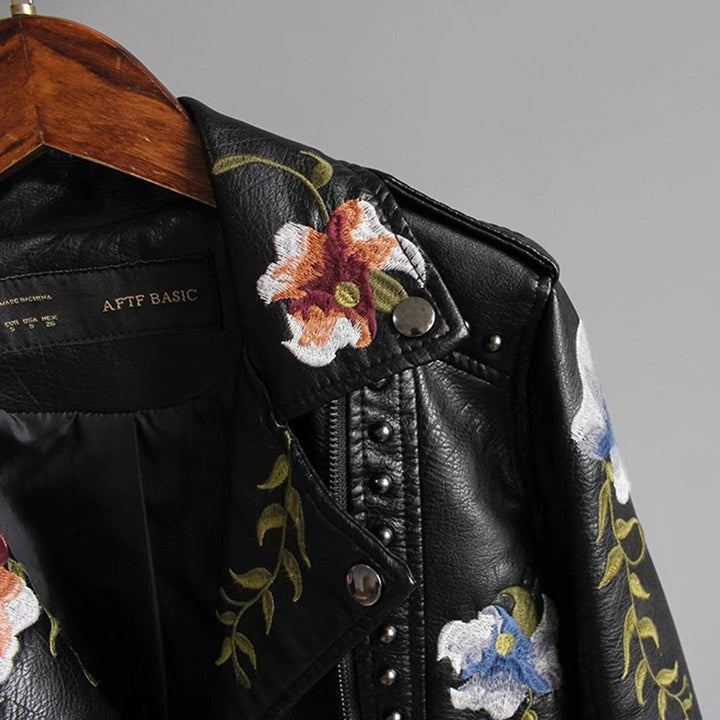 Élise | Geborduurd PU leren herfst bikerjack voor dames met studs en bloemenaccenten