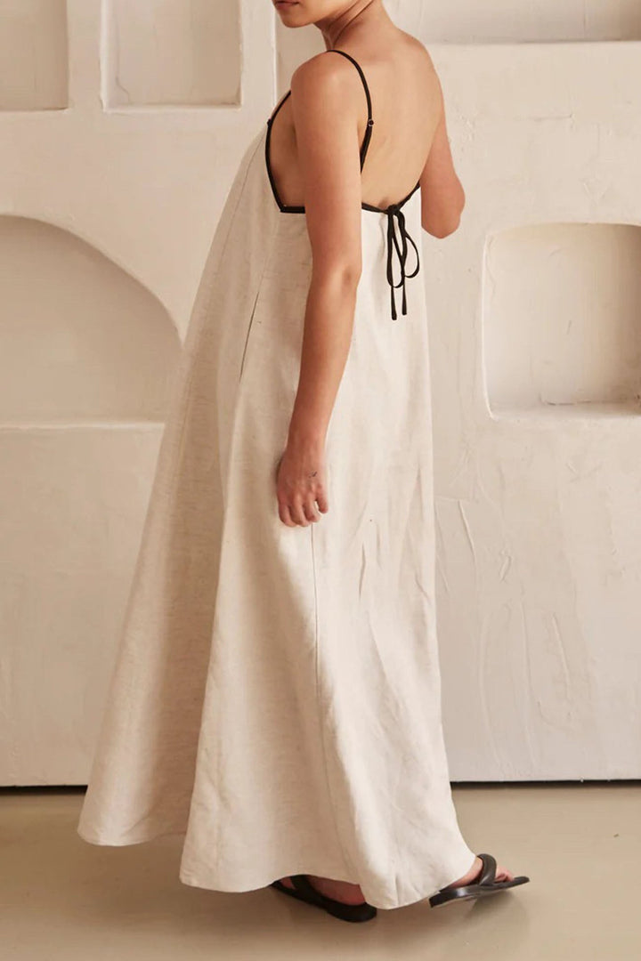 Nikki – Contrasterende Midi Jurk met Bandjes en Open Rug