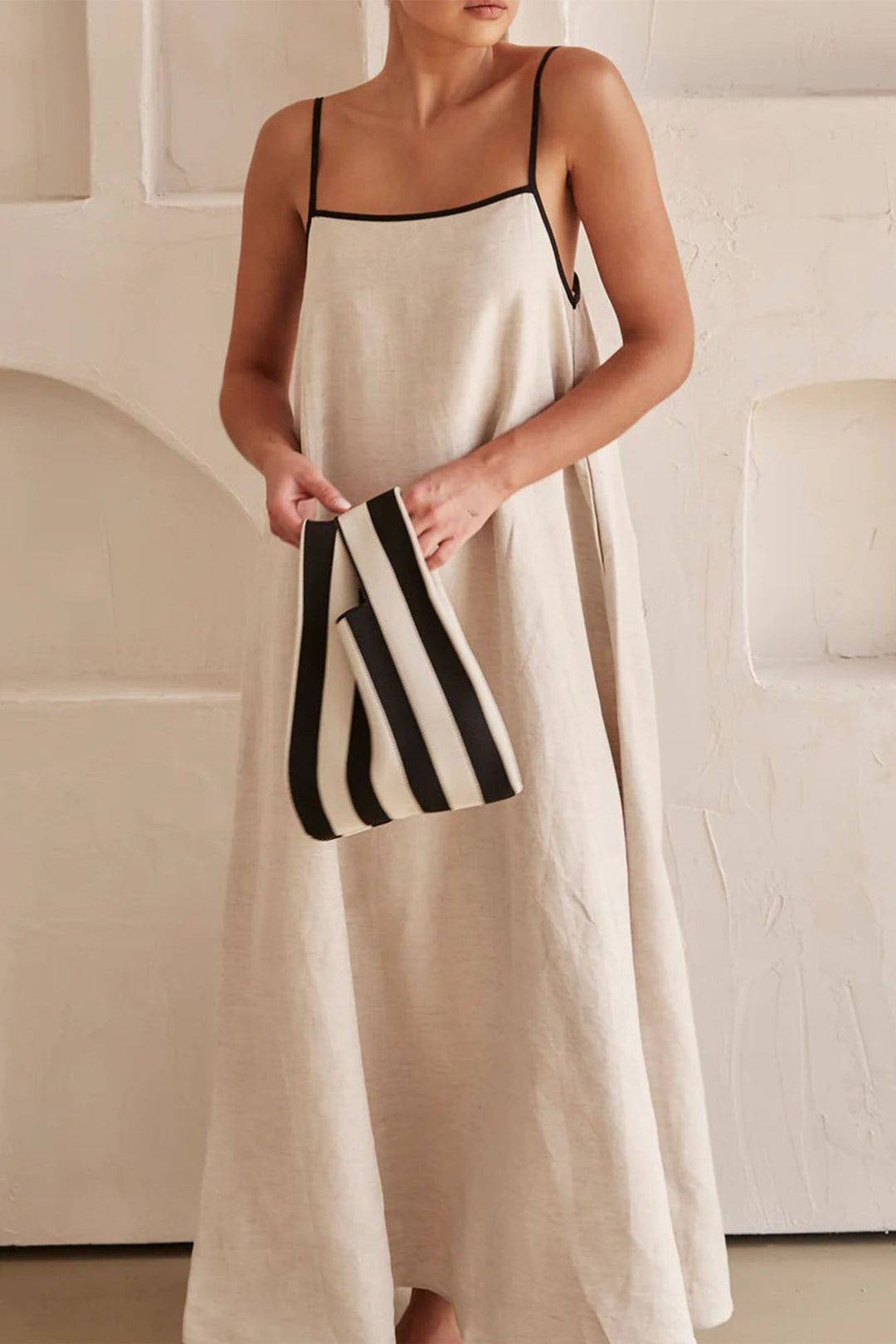 Nikki – Contrasterende Midi Jurk met Bandjes en Open Rug