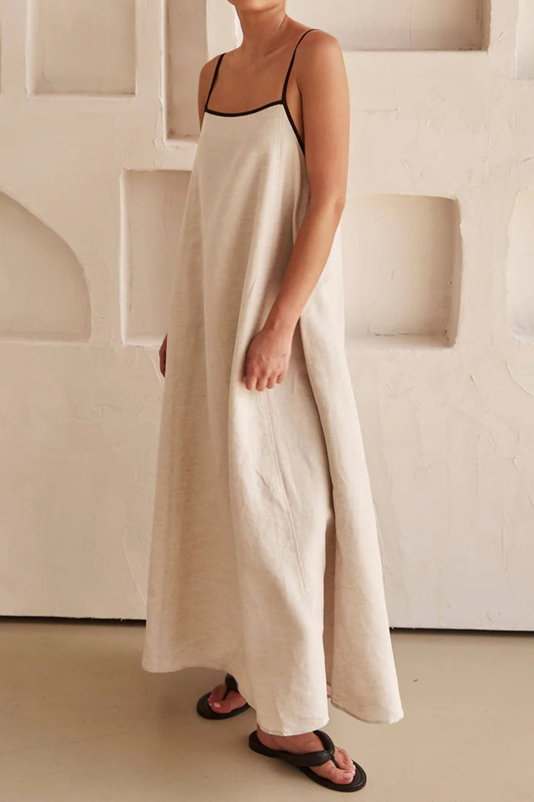 Nikki – Contrasterende Midi Jurk met Bandjes en Open Rug