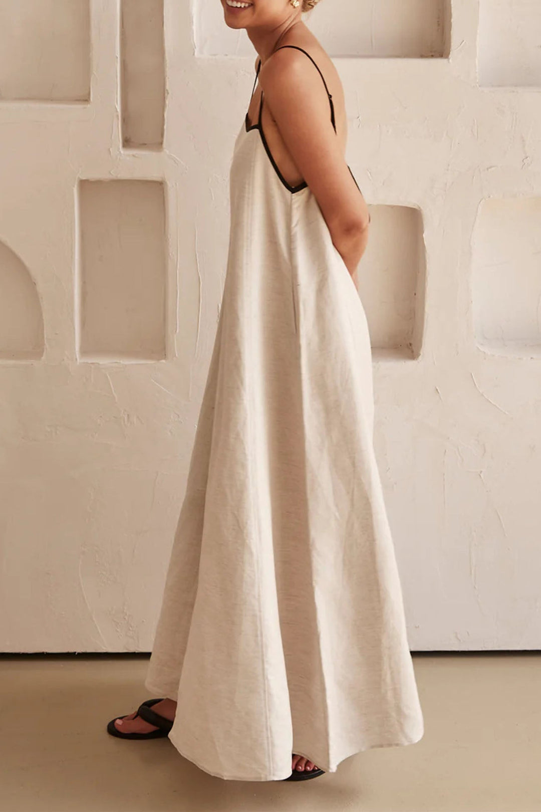 Nikki – Contrasterende Midi Jurk met Bandjes en Open Rug