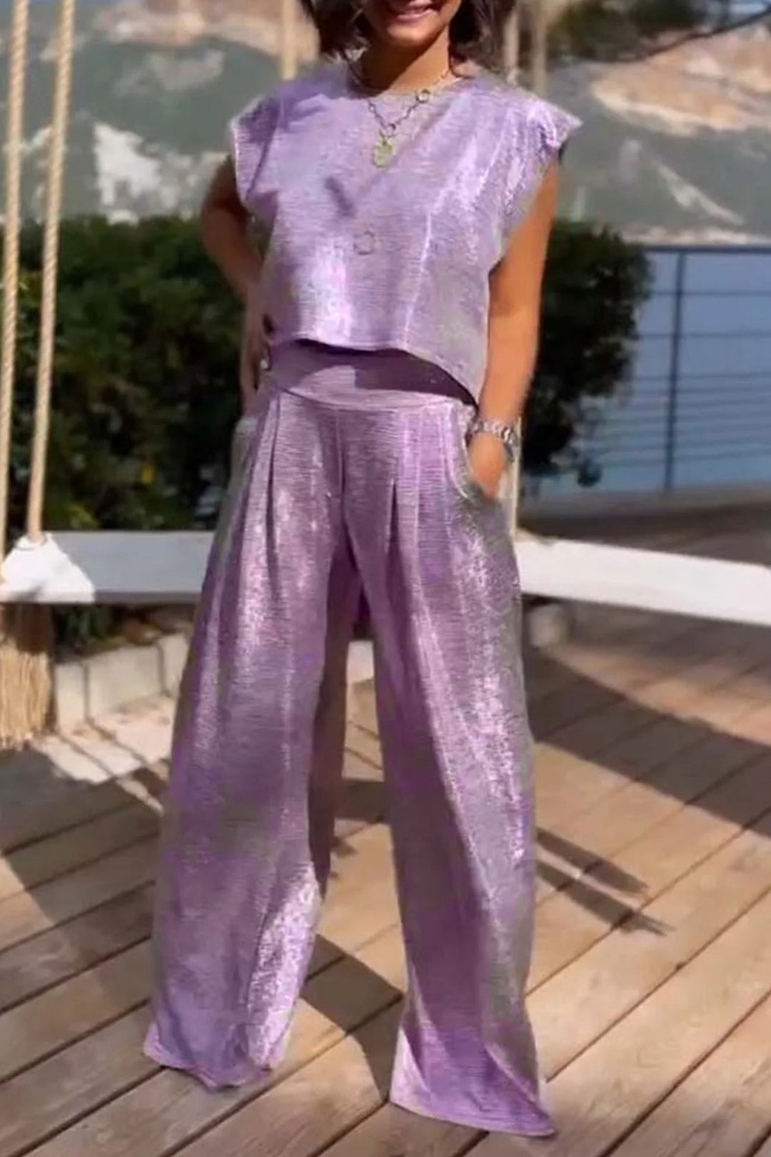 Loïs – Glanzende Set met Crop Top en Wijde Broek