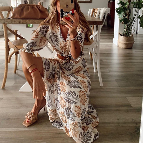 Lange zomerjurk met speels patroon en elegante pasvorm