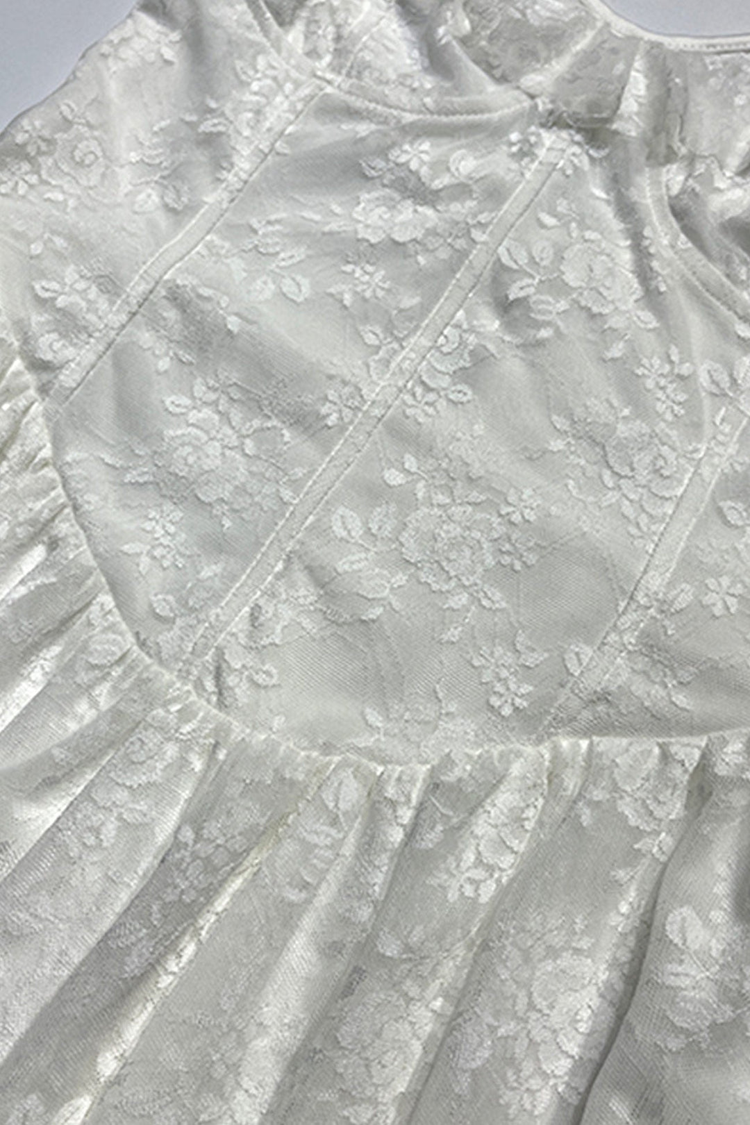 Isabeau – Kanten Mini-jurk met Korset en Gelaagde Rok