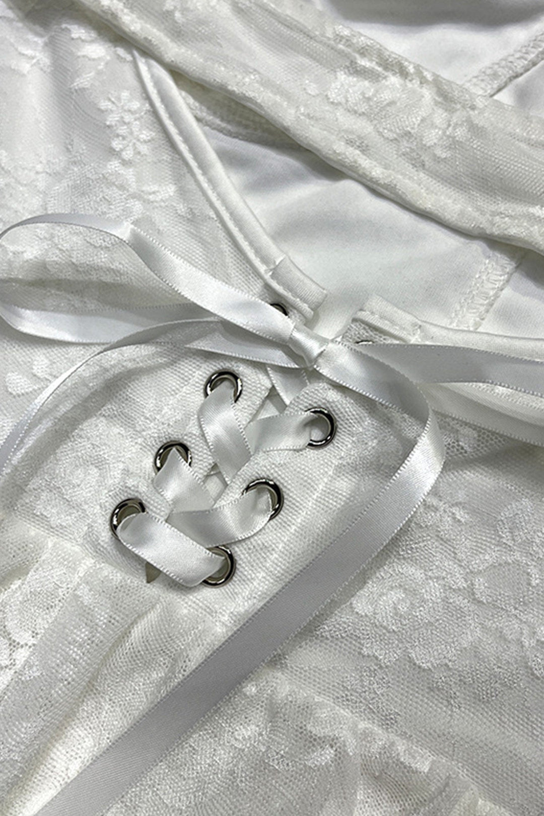 Isabeau – Kanten Mini-jurk met Korset en Gelaagde Rok