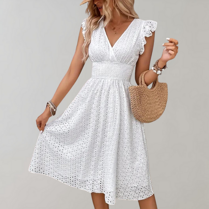 Witte zomerjurk met ruches, mouwloos en halflange snit