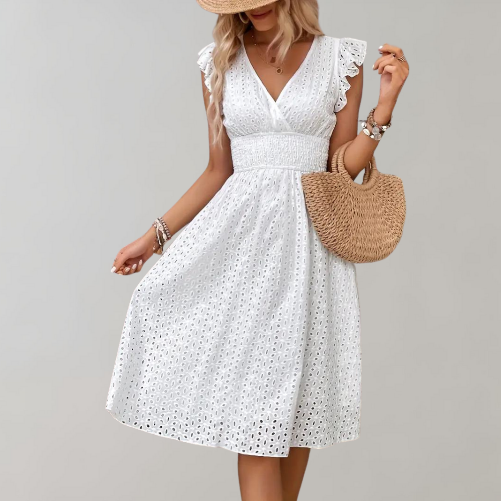 Witte zomerjurk met ruches, mouwloos en halflange snit