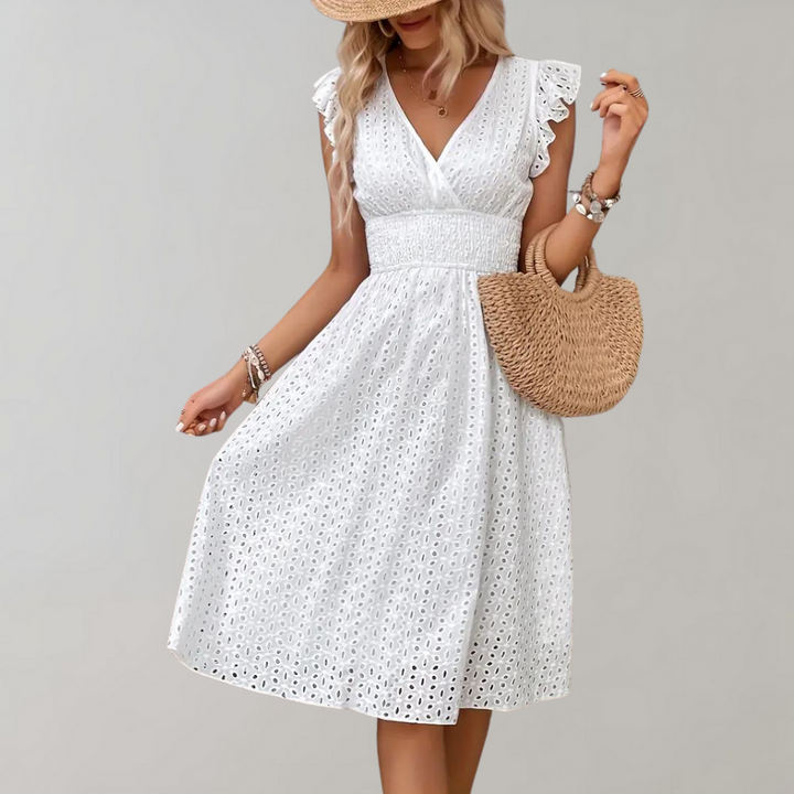 Witte zomerjurk met ruches, mouwloos en halflange snit