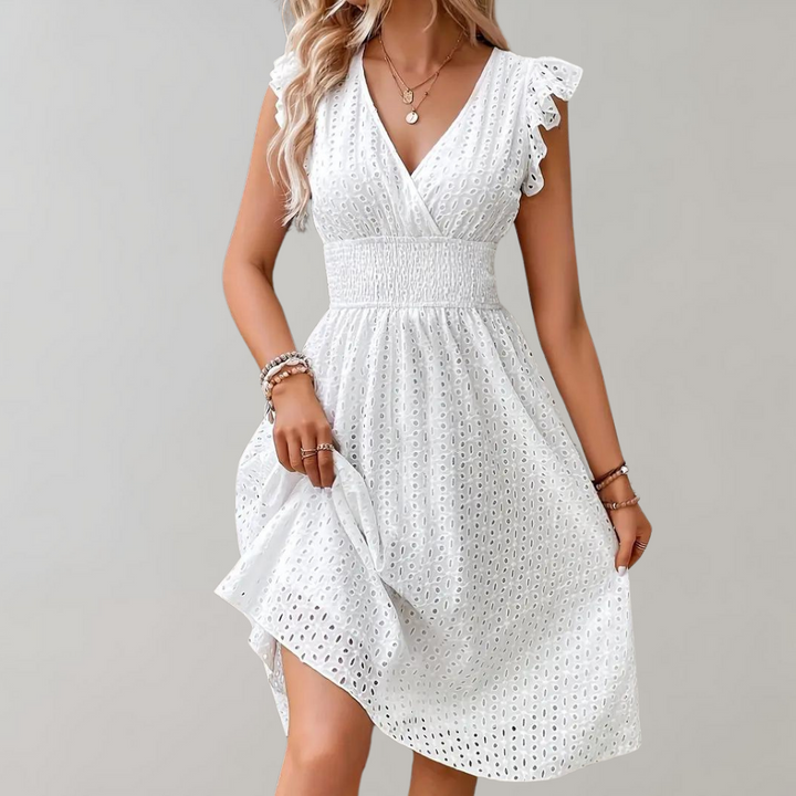 Witte zomerjurk met ruches, mouwloos en halflange snit