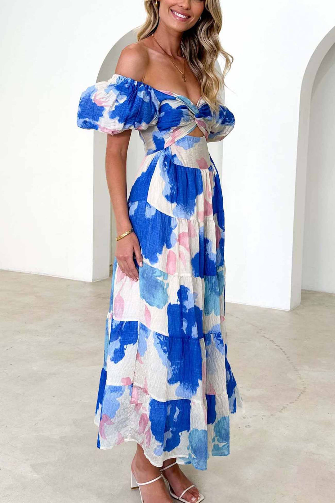Renske – Gebloemde Midi Jurk met Pofmouwen en Cut-out Detail