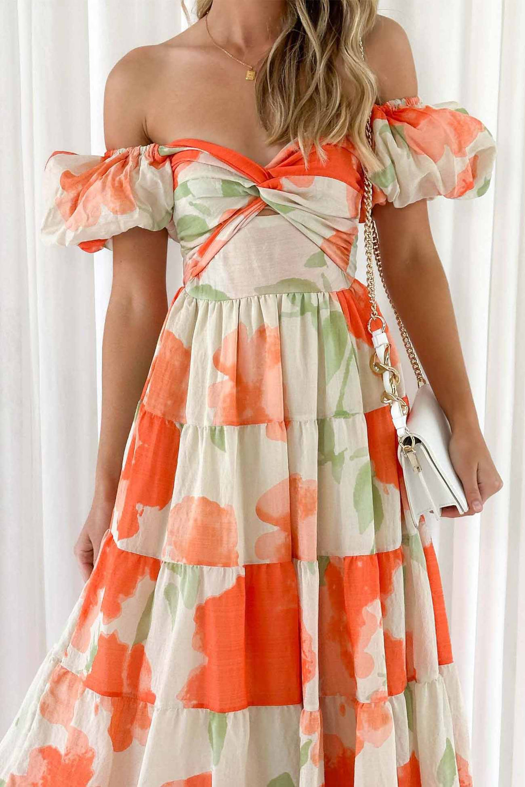 Renske – Gebloemde Midi Jurk met Pofmouwen en Cut-out Detail