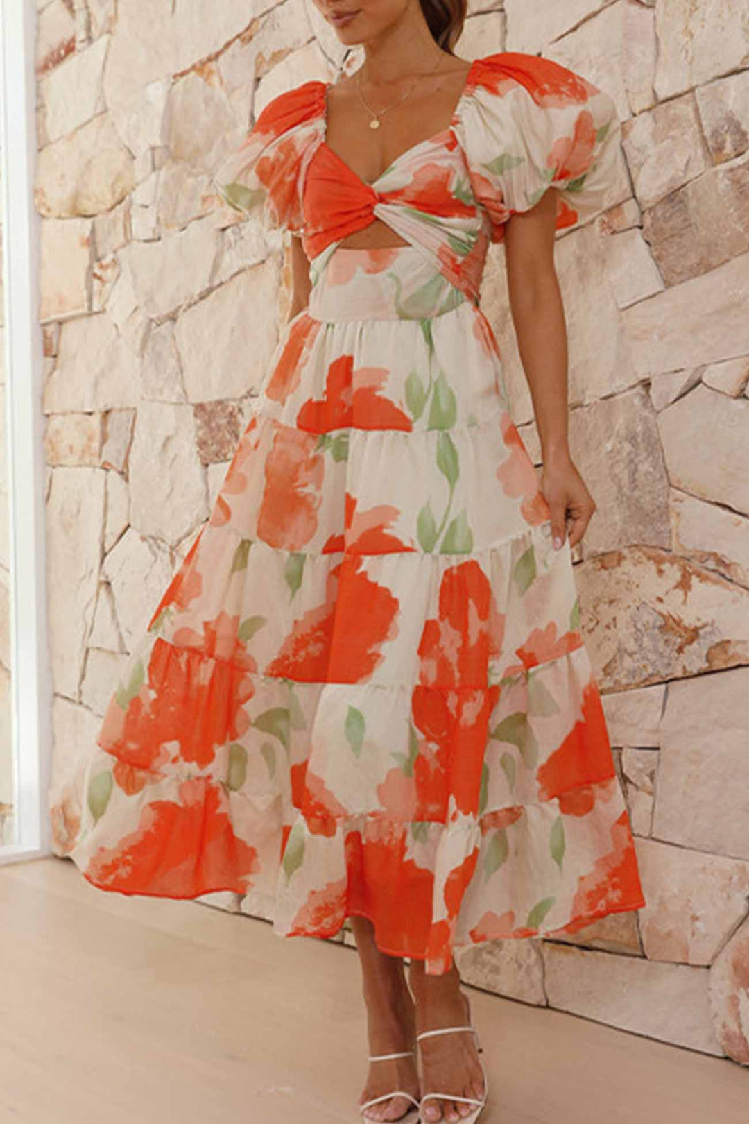 Renske – Gebloemde Midi Jurk met Pofmouwen en Cut-out Detail