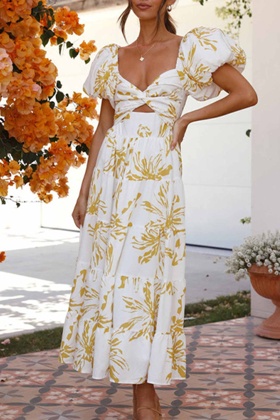 Renske – Gebloemde Midi Jurk met Pofmouwen en Cut-out Detail