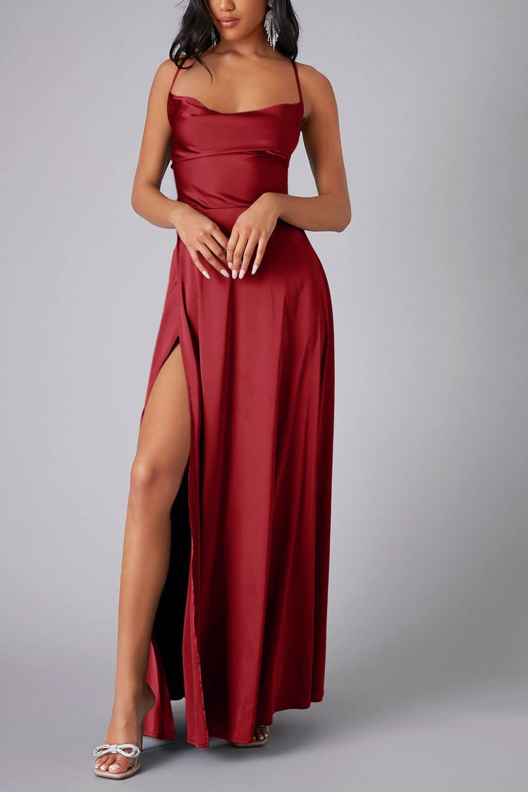 Romy – Satijnen Maxi Jurk met Watervalhals en Open Rug