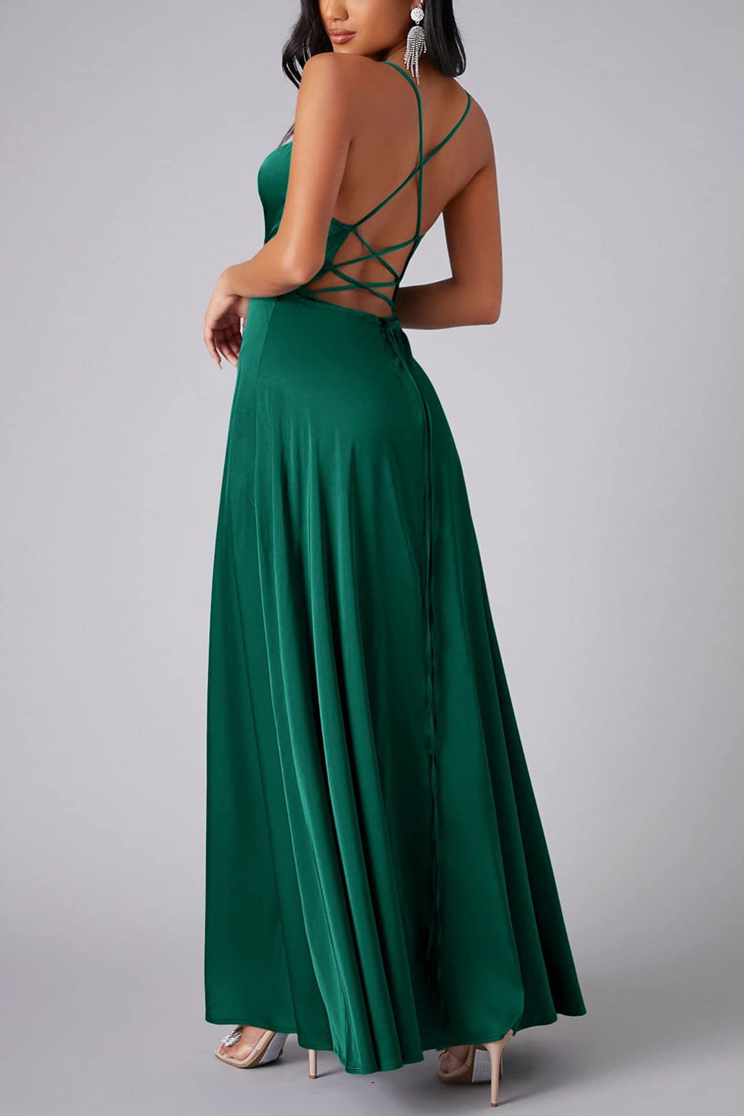 Romy – Satijnen Maxi Jurk met Watervalhals en Open Rug