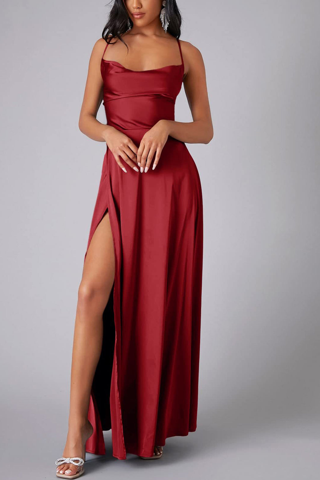 Romy – Satijnen Maxi Jurk met Watervalhals en Open Rug