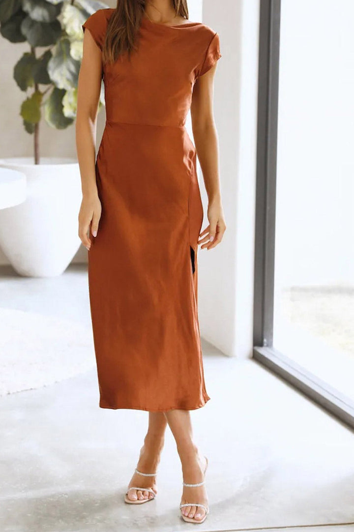 Lana – Satijnen Midi Jurk met Watervalhals en Gedraaide Rug