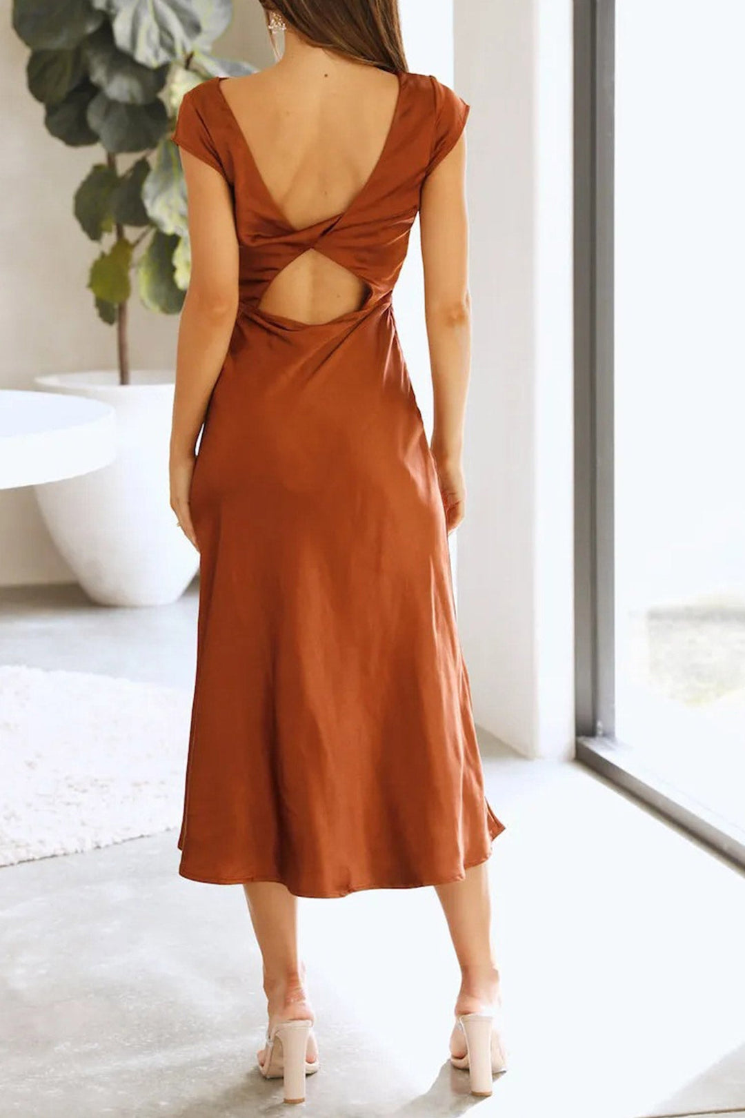 Lana – Satijnen Midi Jurk met Watervalhals en Gedraaide Rug