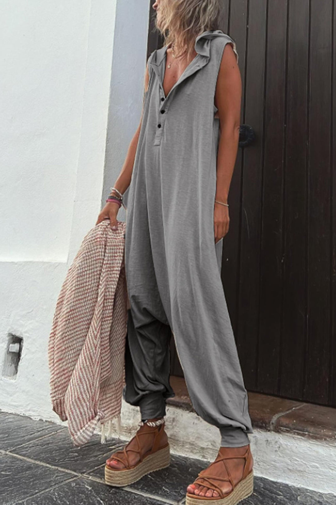 Bo – Mouwloze Hoodie Jumpsuit met Knoopsluiting