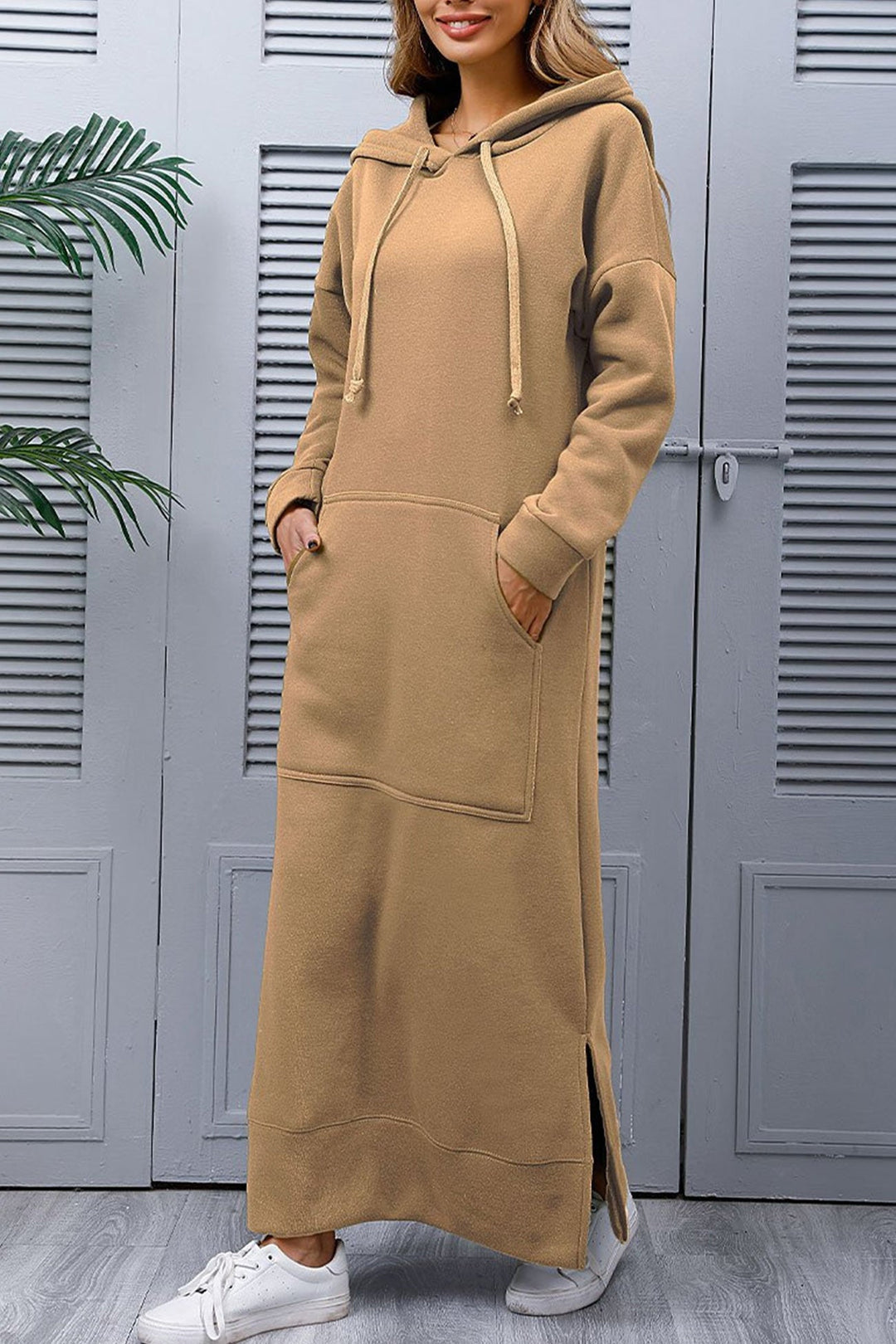 Saar – Hoodie Jurk met Grote Zak en Splitzoom