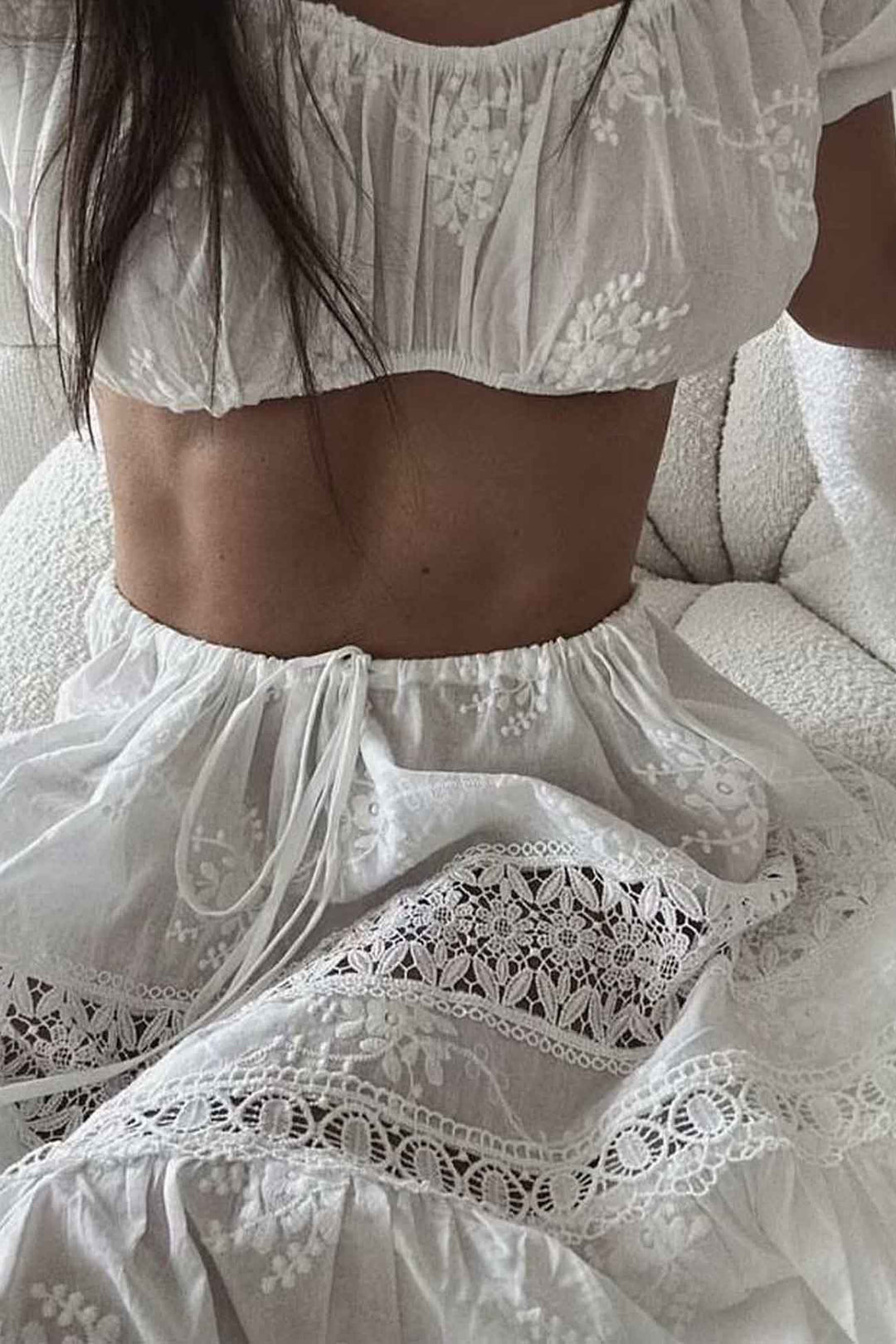 Yfke – Kanten Crop Top & Maxi Rok Set met Cut-Out Detail