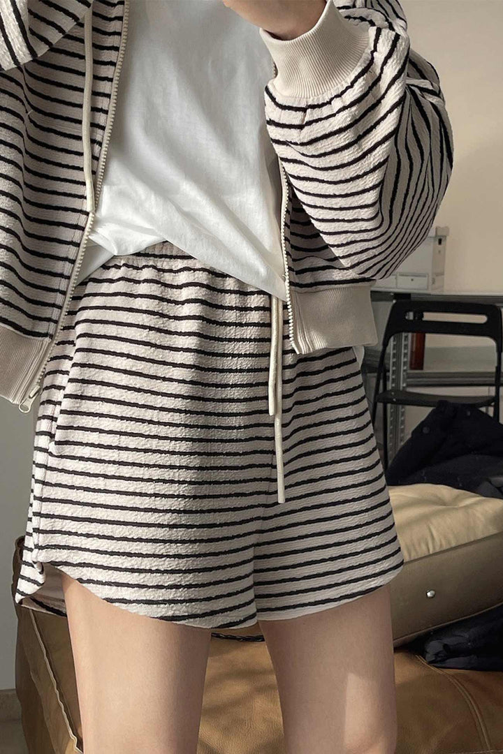 Noor – Losse Gestreepte Shorts met Elastische Taille