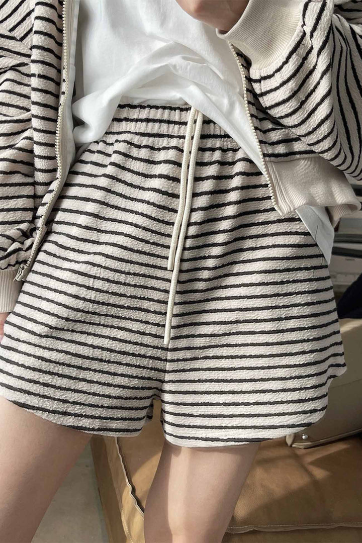 Noor – Losse Gestreepte Shorts met Elastische Taille