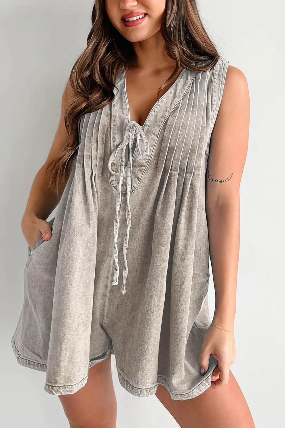 Bo – Mouwloze Denim Romper met Striksluiting en V-Hals