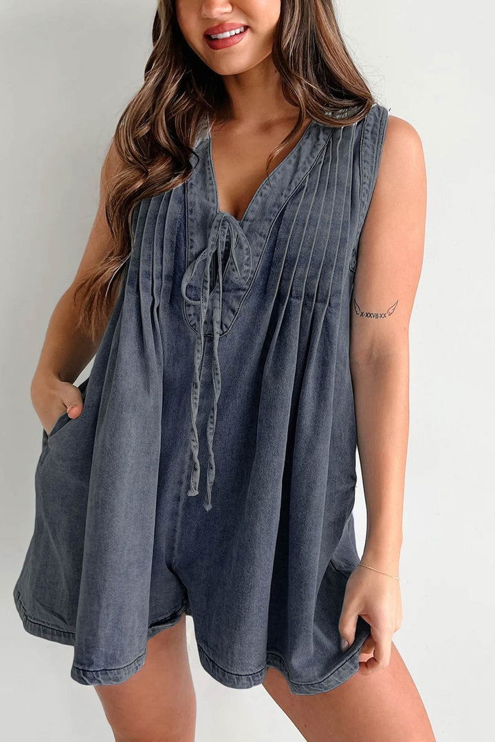 Bo – Mouwloze Denim Romper met Striksluiting en V-Hals