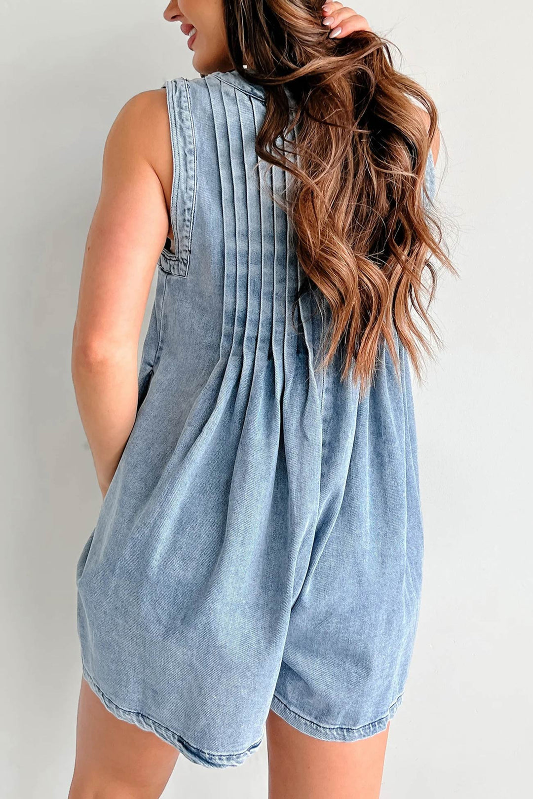 Bo – Mouwloze Denim Romper met Striksluiting en V-Hals