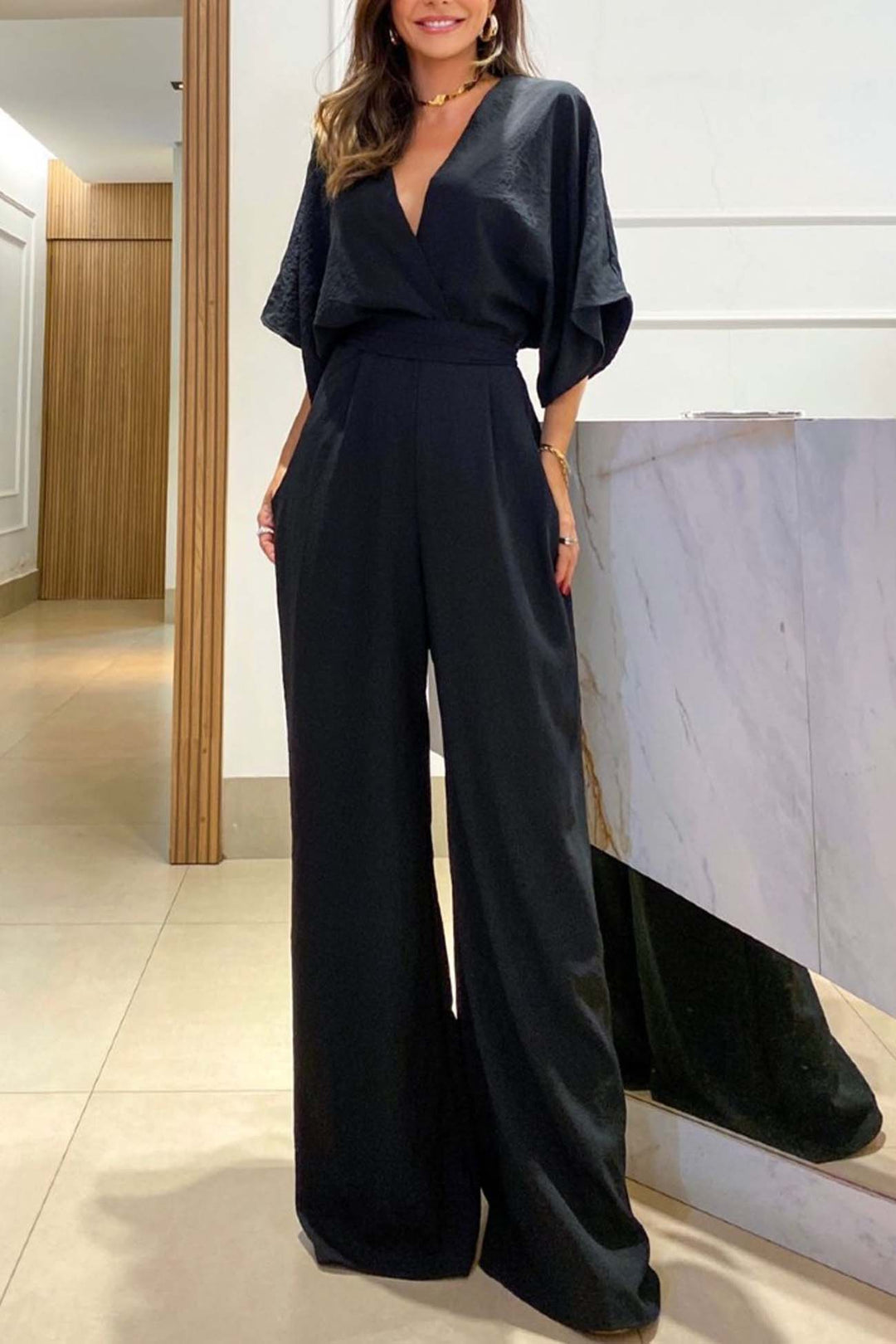 Mila – Jumpsuit met V-Hals, Vleermuismouwen en Open Rug