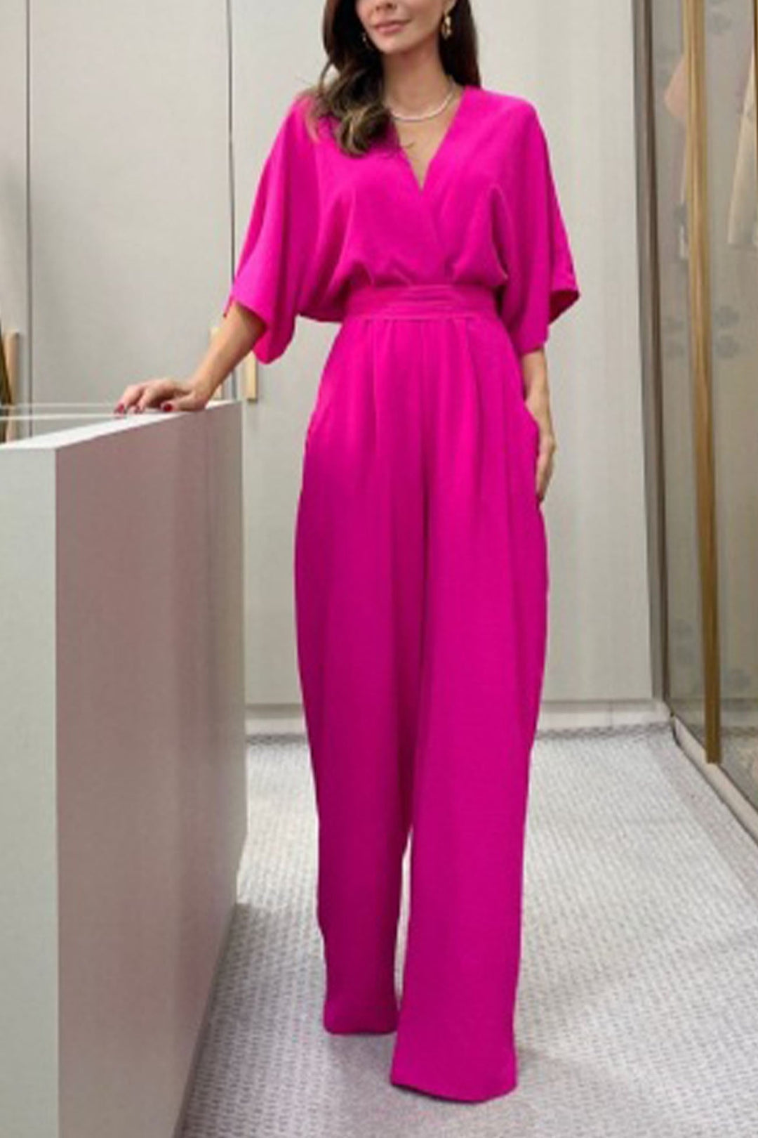 Mila – Jumpsuit met V-Hals, Vleermuismouwen en Open Rug