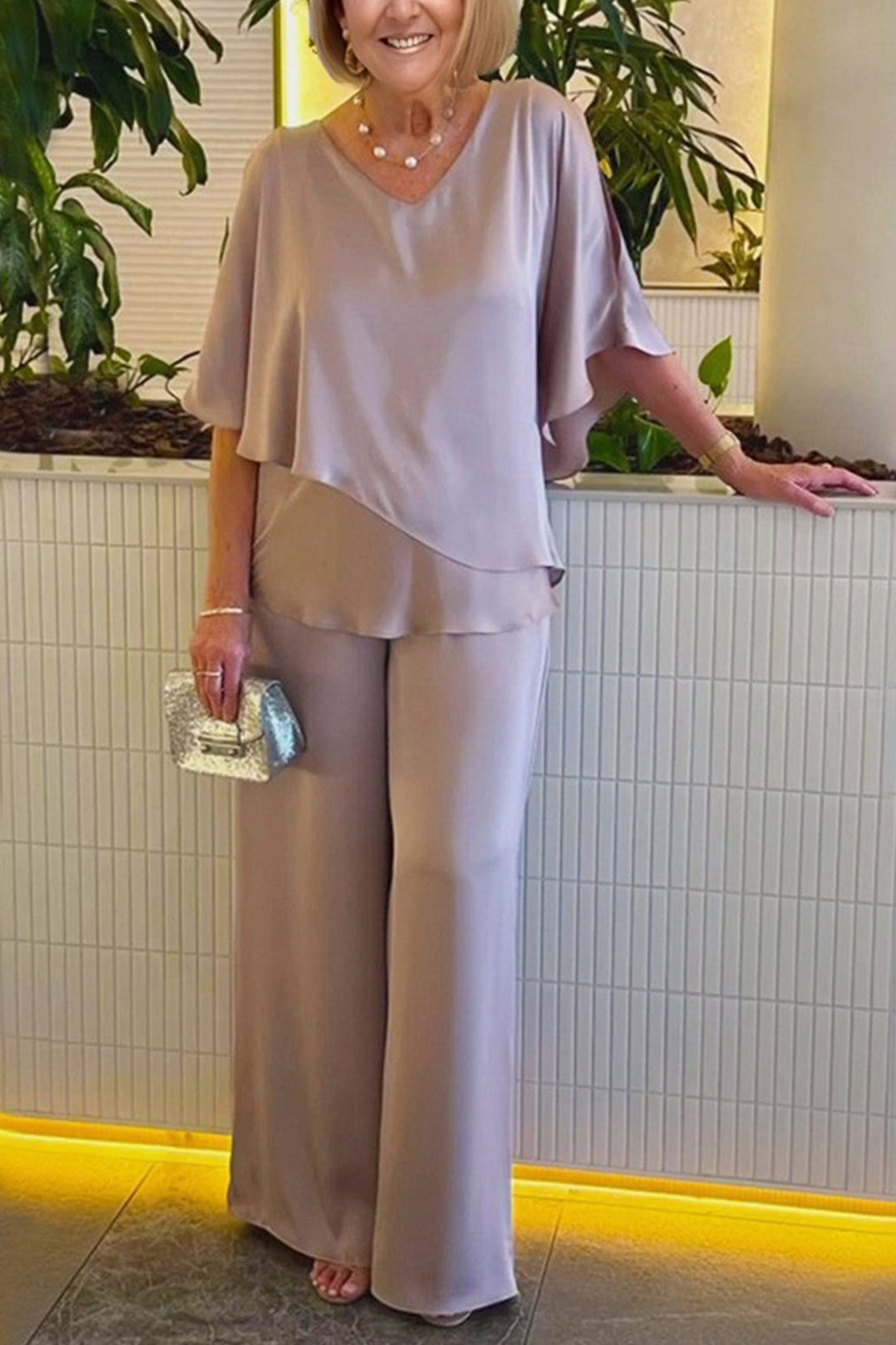 Elvira – Tuniek Broekpak met V-Hals en Dubbele Zoom