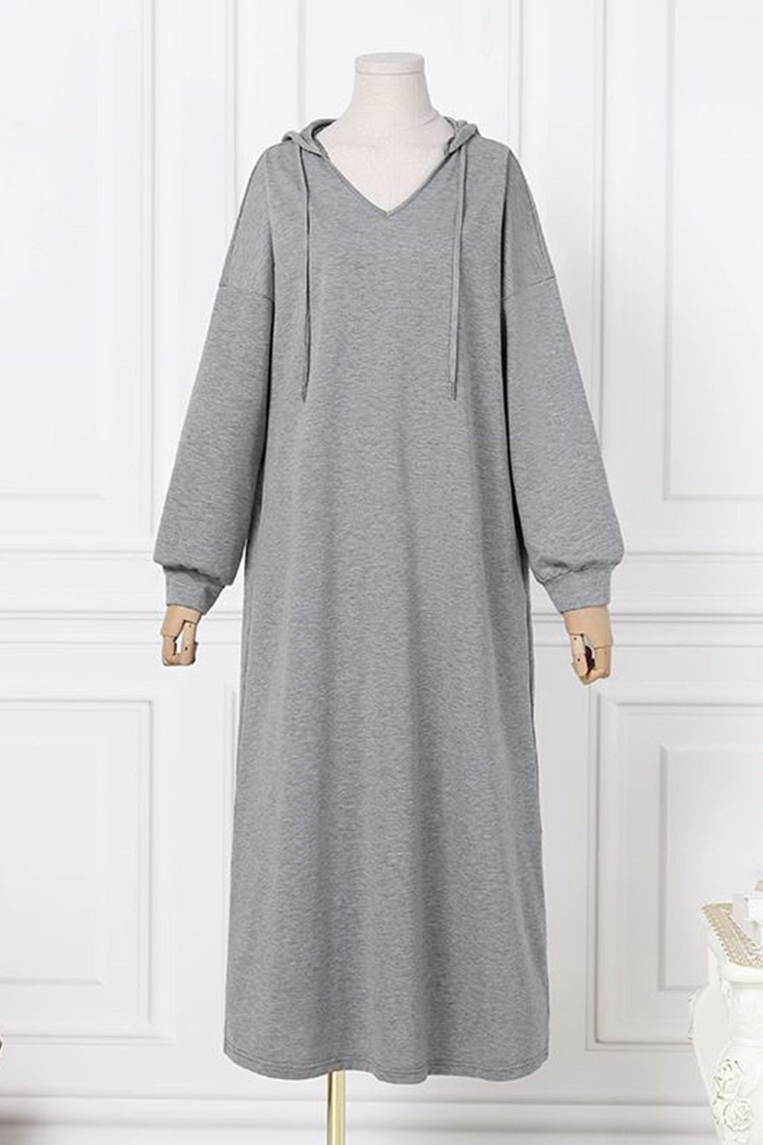 Maud – Losse Hoodie Jurk met V-Hals en Trekkoord