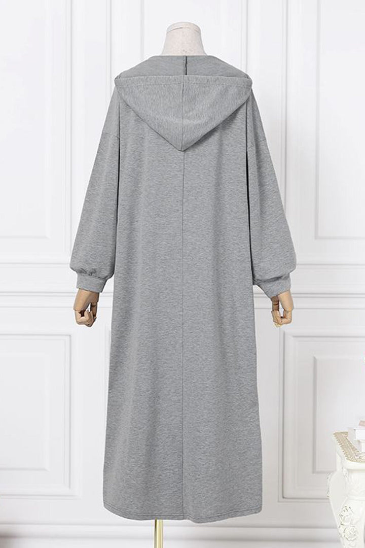 Maud – Losse Hoodie Jurk met V-Hals en Trekkoord
