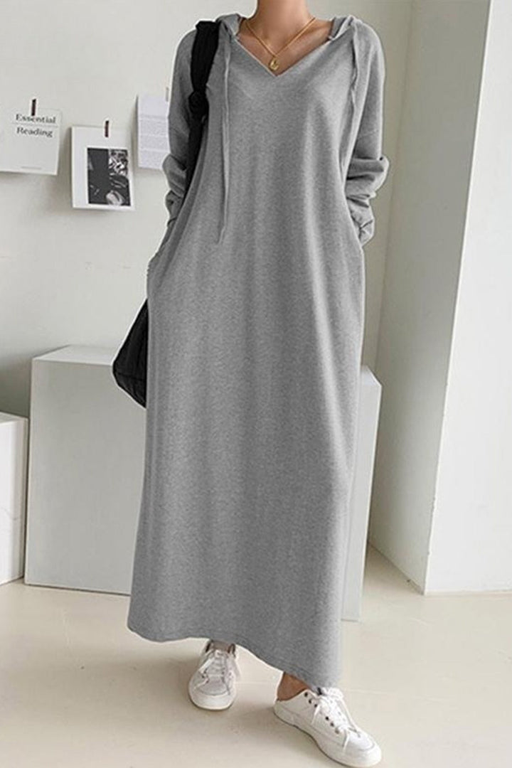 Maud – Losse Hoodie Jurk met V-Hals en Trekkoord