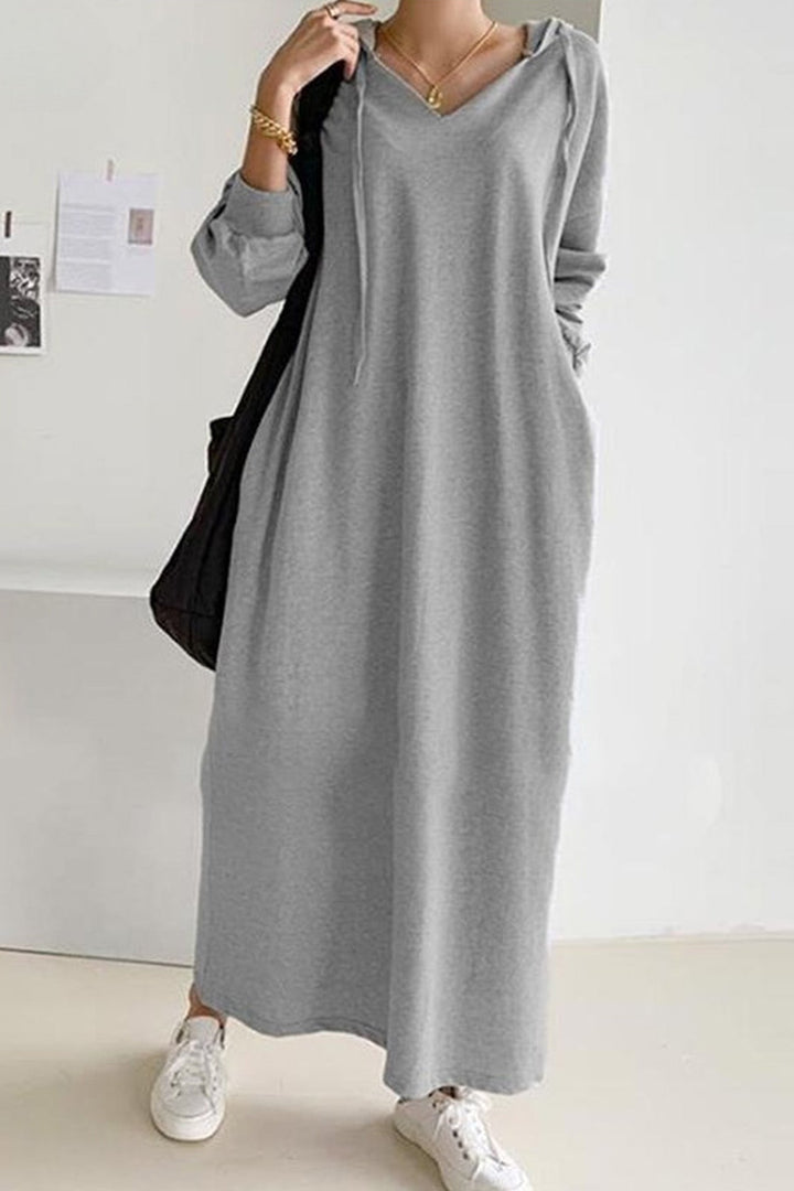Maud – Losse Hoodie Jurk met V-Hals en Trekkoord