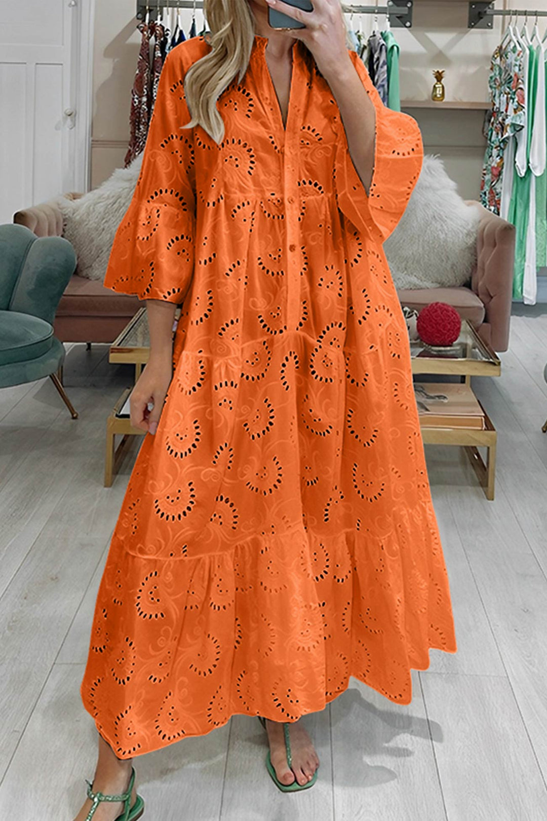 Bente – Geborduurde Maxi Jurk met Vlindermouwen en V-Hals