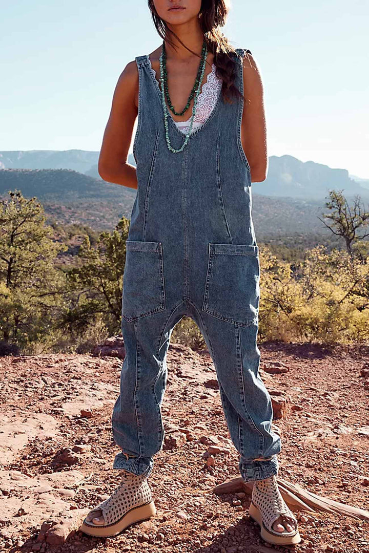 Linde – Mouwloze Denim Jumpsuit met V-Hals en Verstelbare Bandjes