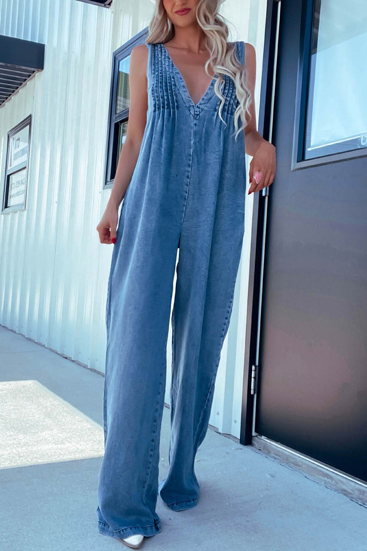 Linde – Denim Jumpsuit met Smokwerk en Open Rug