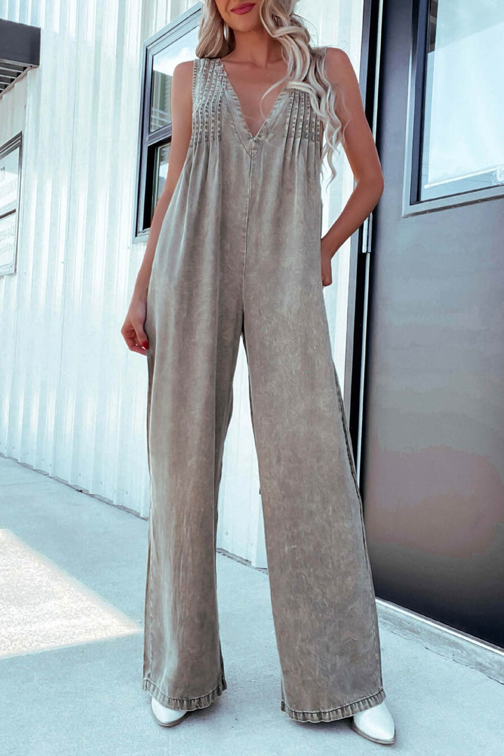 Linde – Denim Jumpsuit met Smokwerk en Open Rug