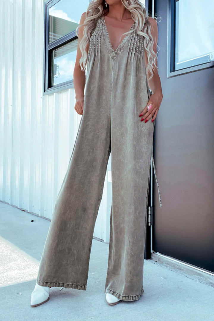 Linde – Denim Jumpsuit met Smokwerk en Open Rug