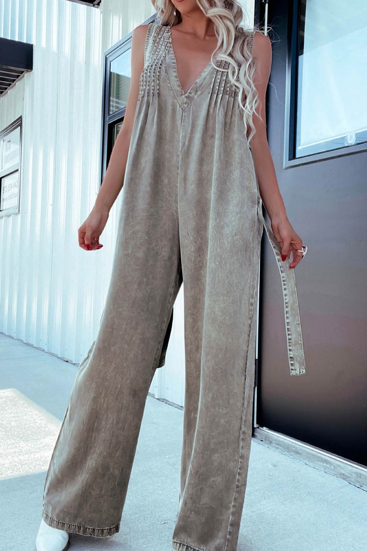 Linde – Denim Jumpsuit met Smokwerk en Open Rug